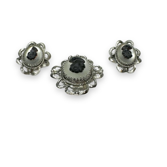 Whiting & Davis Co Matte Cameo Silvertone Brooch Clip On Earrings - Picture 4 of 10